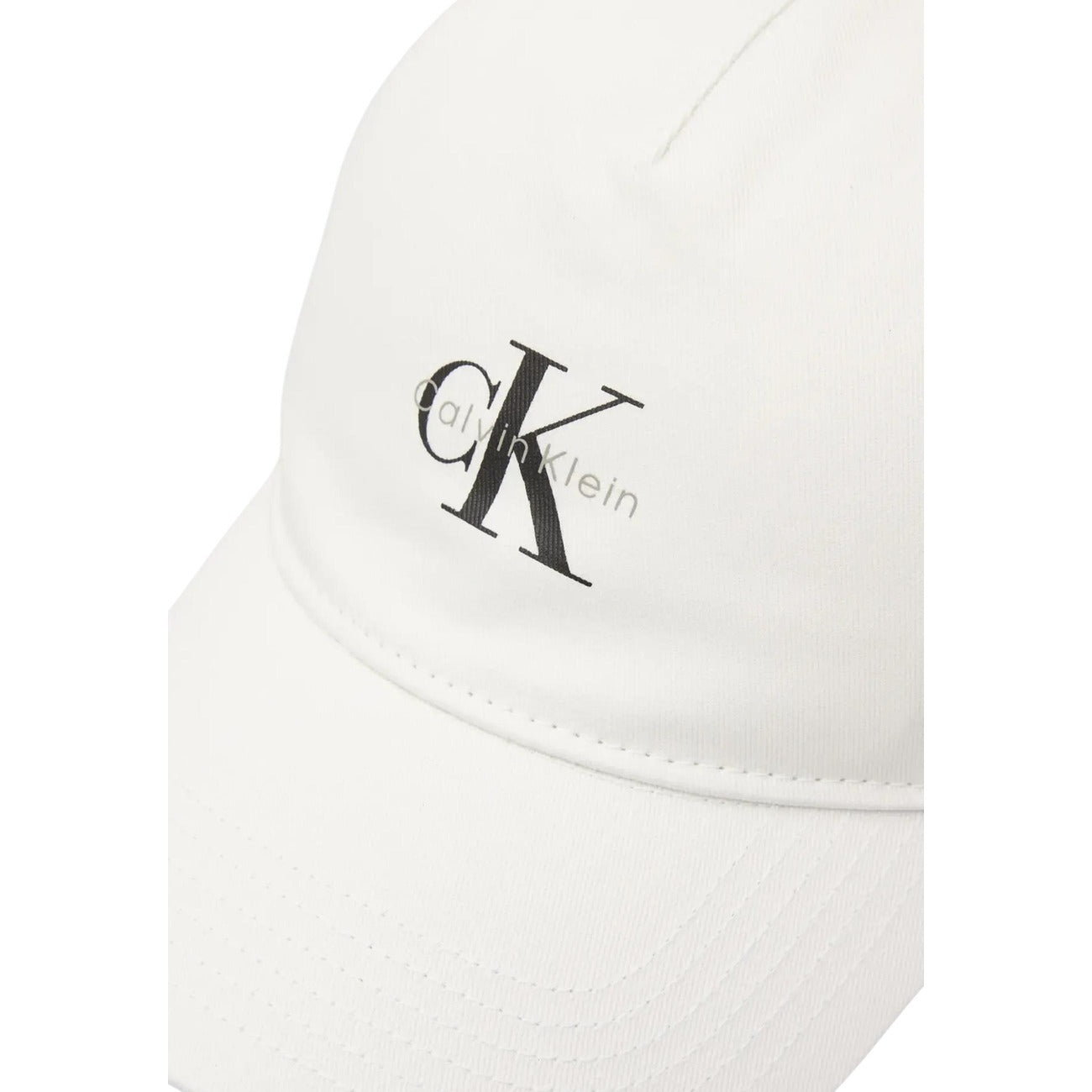 Calvin Klein Baseball Cap Monologo; 100% cotone, chiusura regolabile, logo CK frontale. Il cappello iconico versatile e confortevole. Colore bianco vista frontale dettaglio logo 
