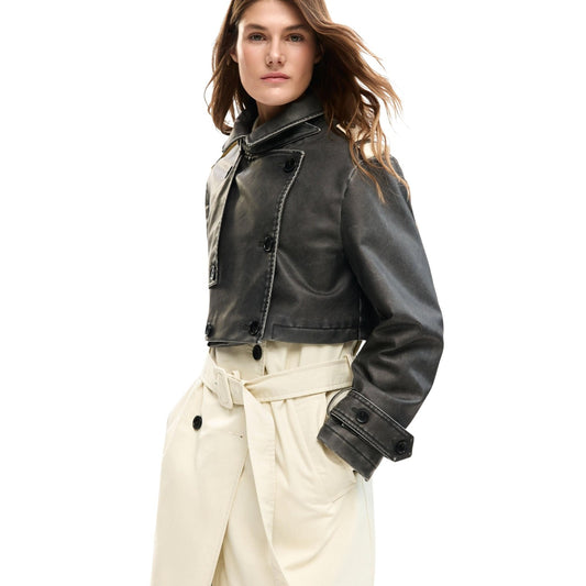 Trench lungo in tessuto combinato in due tonalità con ampio revers, spalle strutturate e chiusura frontale con bottoni. Cintura regolabile in vita e tasche laterali a vista completano il design.