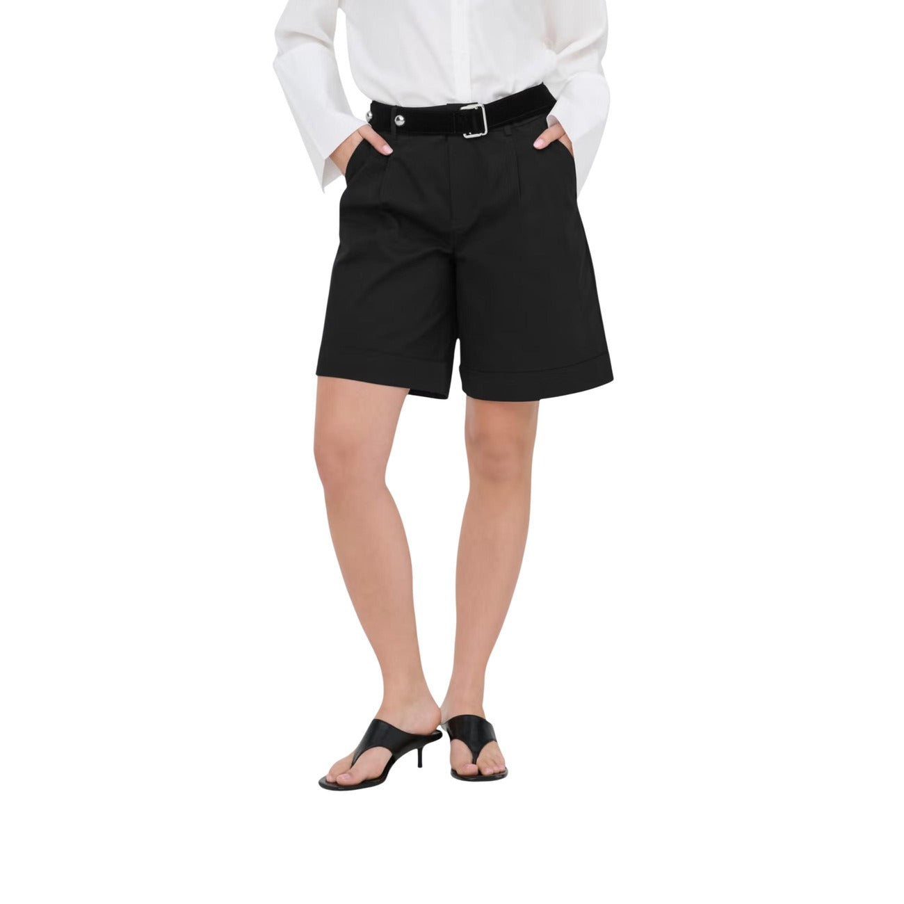 Bermuda Donna Neri Jacqueline de Yong; Pantaloncino sartoriale a vita alta in misto cotone stretch con pinces e risvolto sul fondo. Dotato di tasche laterali, stile casual-elegante per la primavera e l'estate. Vista frontale 