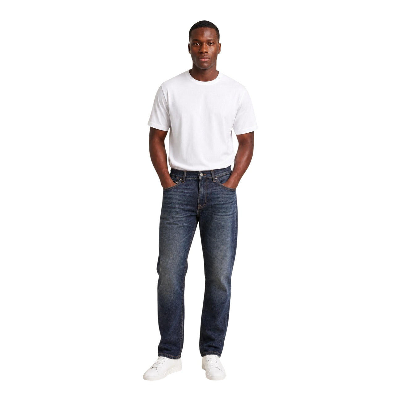 Jeans Regular/Loose Blu Calvin Klein; 100% Cotone. Taglio dritto, 5 tasche, vita media. Cuciture iconiche e logo applicato. Stile retro-contemporaneo, resistente e traspirante. Figura intera frontale 