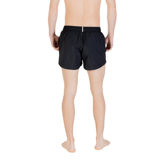 Boxer mare BOSS Outline Logo; Tessuto Fast-Dry. Taglio corto, vita elastica a contrasto, tasche laterali. Costume uomo premium, leggero e di tendenza per la PE26. Colore nero vista posteriore 
