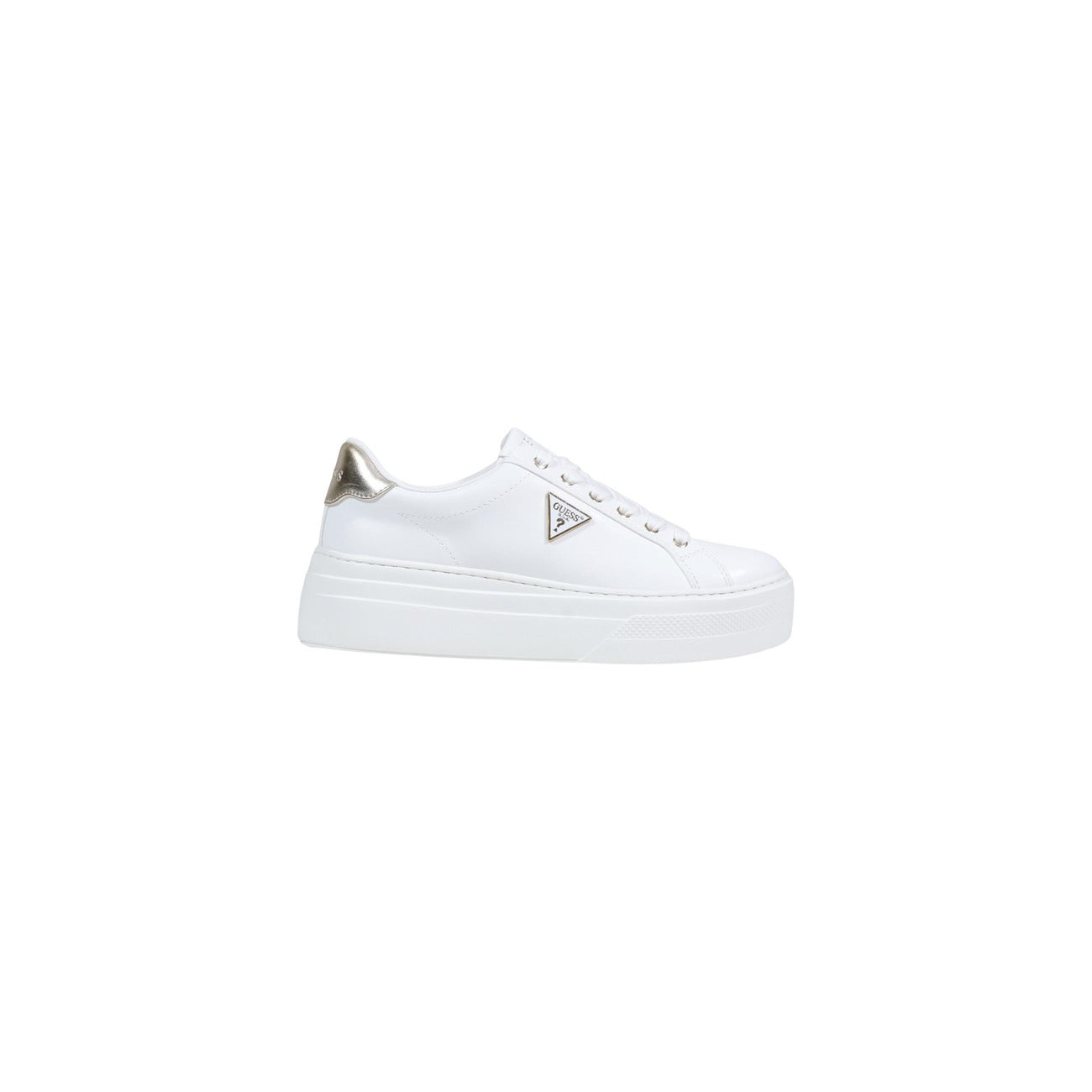Sneakers Guess Amera Platform; 100% Poliuretano. Suola alta, logo triangolare metallico, dettaglio tallone lucido. Sneakers donna stabili, eleganti e facili da pulire per la stagione PE26. Vista laterale 