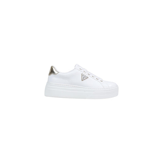 Sneakers Guess Amera Platform; 100% Poliuretano. Suola alta, logo triangolare metallico, dettaglio tallone lucido. Sneakers donna stabili, eleganti e facili da pulire per la stagione PE26. Vista laterale 