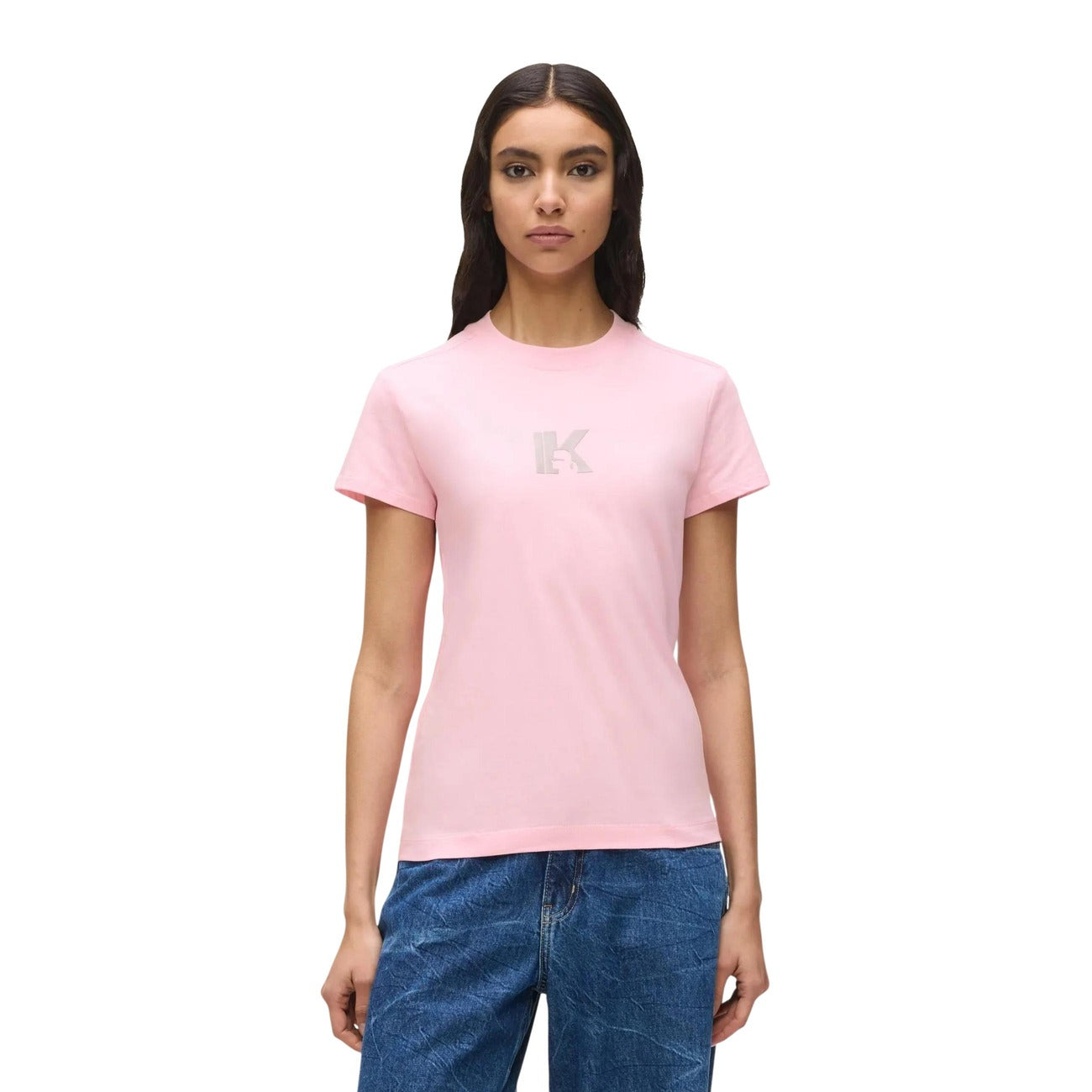 T-shirt Karl Lagerfeld Jeans Rosa; 100% Cotone. Vestibilità slim fit, maniche corte, girocollo. Logo "K" stampato, stile casual-chic ideale per tutte le stagioni. Vista frontale 