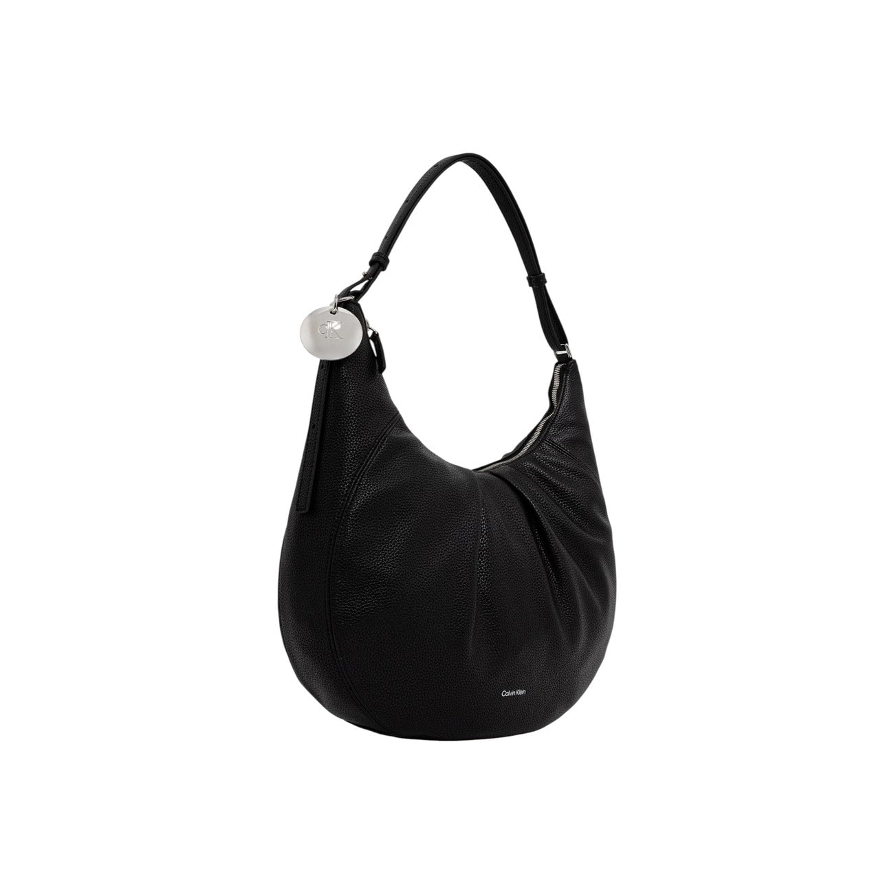 Borsa a Spalla Donna Calvin Klein Engraved; Nero. 100% Poliuretano effetto martellato, chiusura zippata, manico regolabile e finiture metalliche logate. Misure capienti (33x33 cm), stile minimalista 4 stagioni. Frontale laterale 