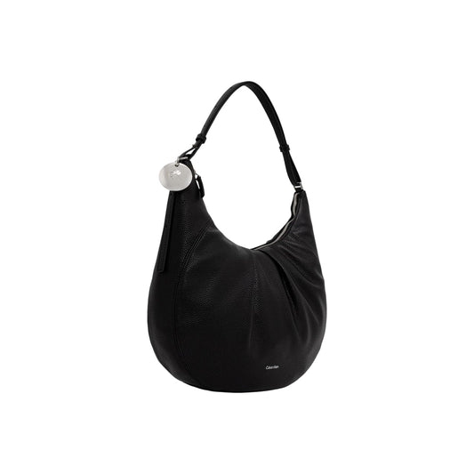 Borsa a Spalla Donna Calvin Klein Engraved; Nero. 100% Poliuretano effetto martellato, chiusura zippata, manico regolabile e finiture metalliche logate. Misure capienti (33x33 cm), stile minimalista 4 stagioni. Frontale laterale 