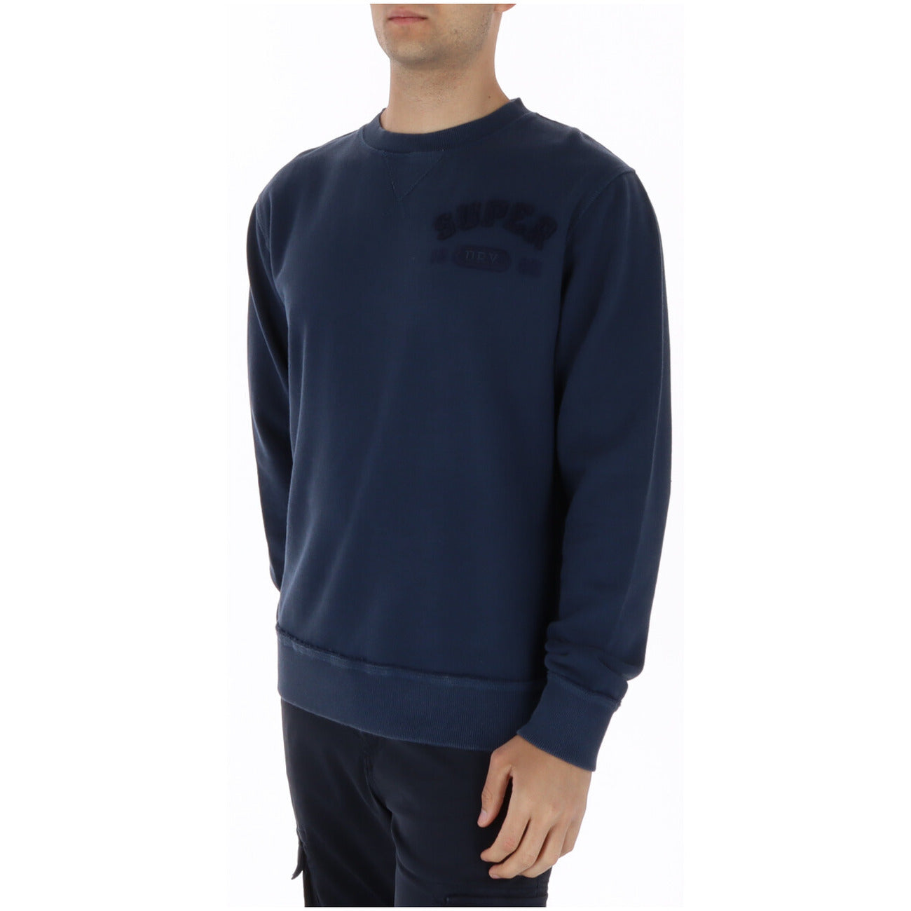 Felpa Superdry Vintage Athletic Tonal; Loose Fit. Colore blu, scritte ricamate, finiture a costine. Maglia uomo girocollo premium, morbida e traspirante per la PE26.