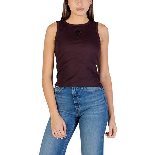 Canotta CK Jeans Woven Label; 95% Cotone, 5% Elastane. Lavorazione a costine 2x2, vestibilità aderente, logo etichetta tessuta. Top donna estivo fresco, elastico e di tendenza. Colore marrone vista frontale 