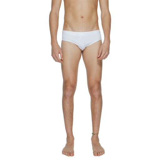 Slip mare Calvin Klein Bold; 83% Nylon Riciclato. Vita bassa, cordoncino interno, logo posteriore. Costume uomo foderato, elastico e resistente al cloro per la PE26. Vista frontale 