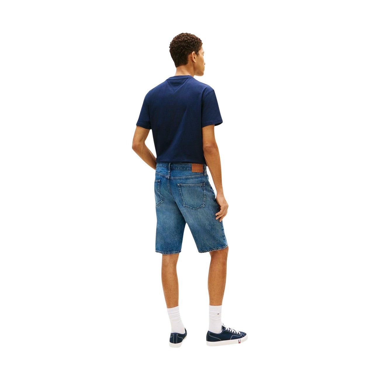 Bermuda Tommy Hilfiger Jeans; Denim Blu. 100% Cotone Sostenibile, vestibilità regolare, 5 tasche. Leggero, resistente e iconico. Ideale per la stagione estiva. Vista posteriore 