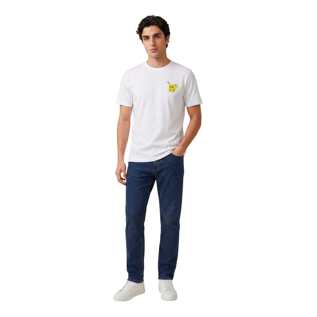 T-shirt bianca relaxed fit Only & Sons Pokémon in 100% cotone con mini ricamo di Pikachu frontale, design minimalista e giovane. Vista frontale Figura intera 