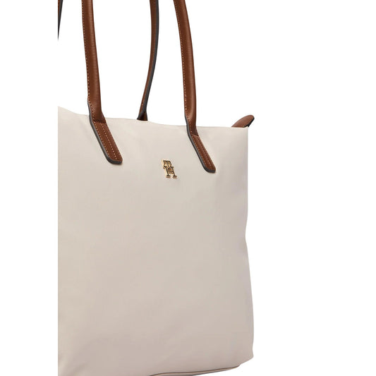 Borsa Tommy Hilfiger Popette Tote; 50% Nylon, 50% Pelle. Colore bianco, chiusura con zip, manici a contrasto. Capienza 18 l (51x32x14 cm). Borsa grande versatile ed elegante per ogni occasione. Dettaglio logo 