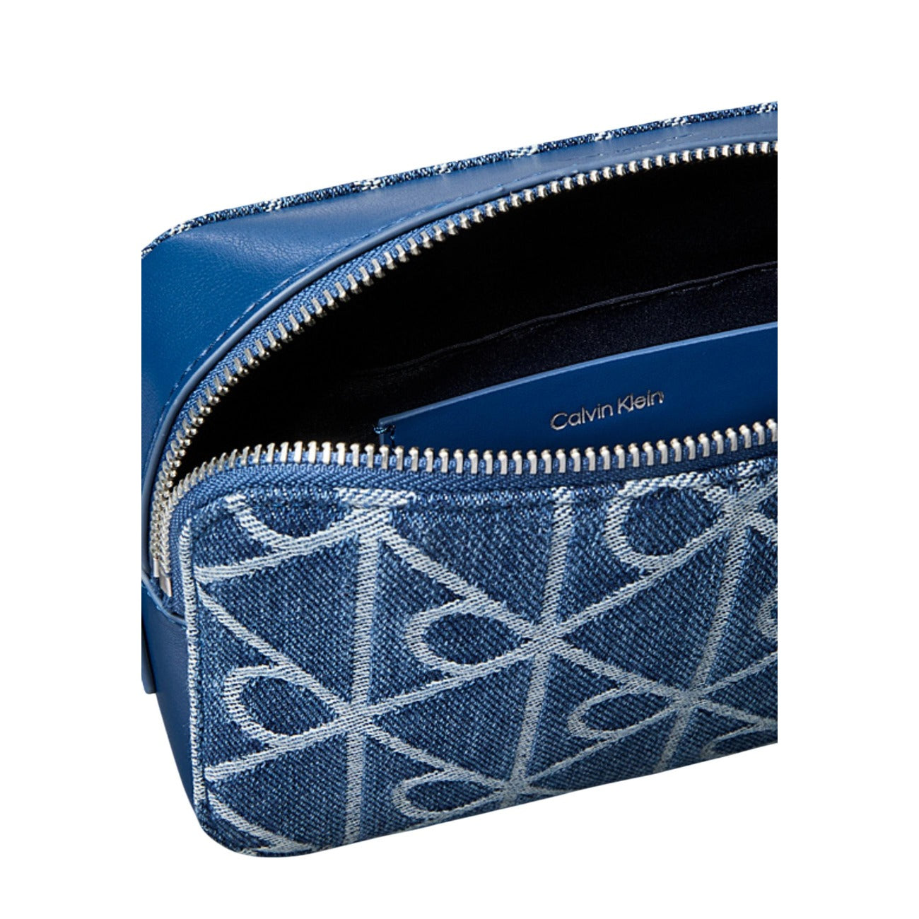 Calvin Klein Denim Camera Bag; 100% cotone, logo monogram all-over, tracolla regolabile. L'accessorio denim di tendenza compatto e versatile. Vista apertura 