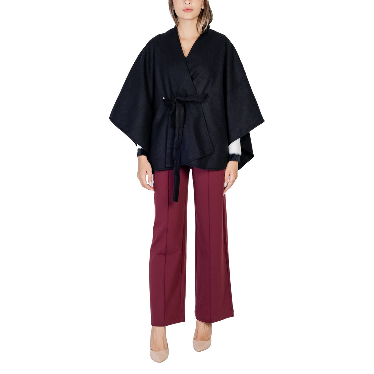 Mantella nera donna Morgan De Toi 242-5BELT. Capospalla nero elegante in misto viscosa con scollo incrociato, maniche corte a tre quarti e cintura in vita.