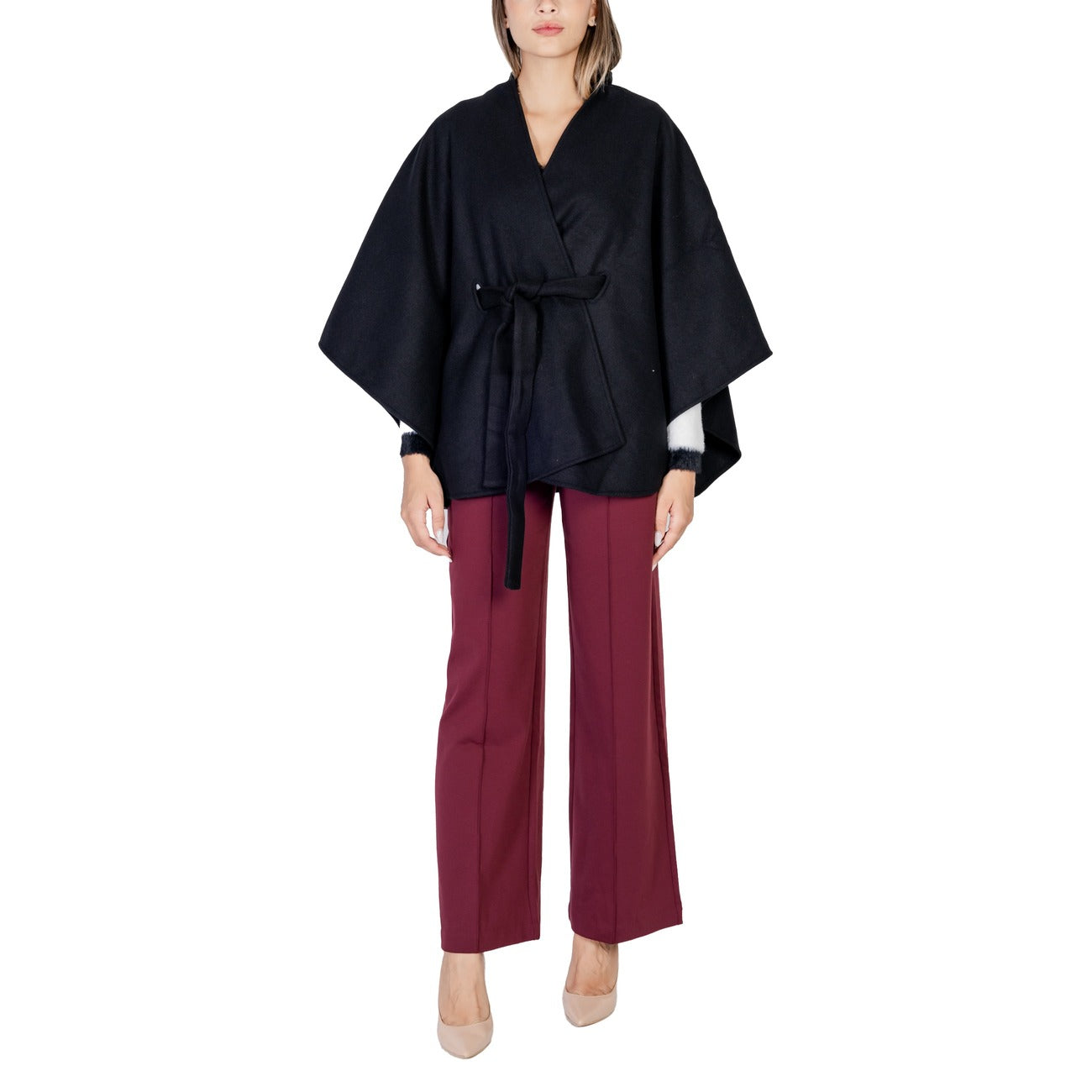 Mantella nera donna Morgan De Toi 242-5BELT. Capospalla nero elegante in misto viscosa con scollo incrociato, maniche corte a tre quarti e cintura in vita.