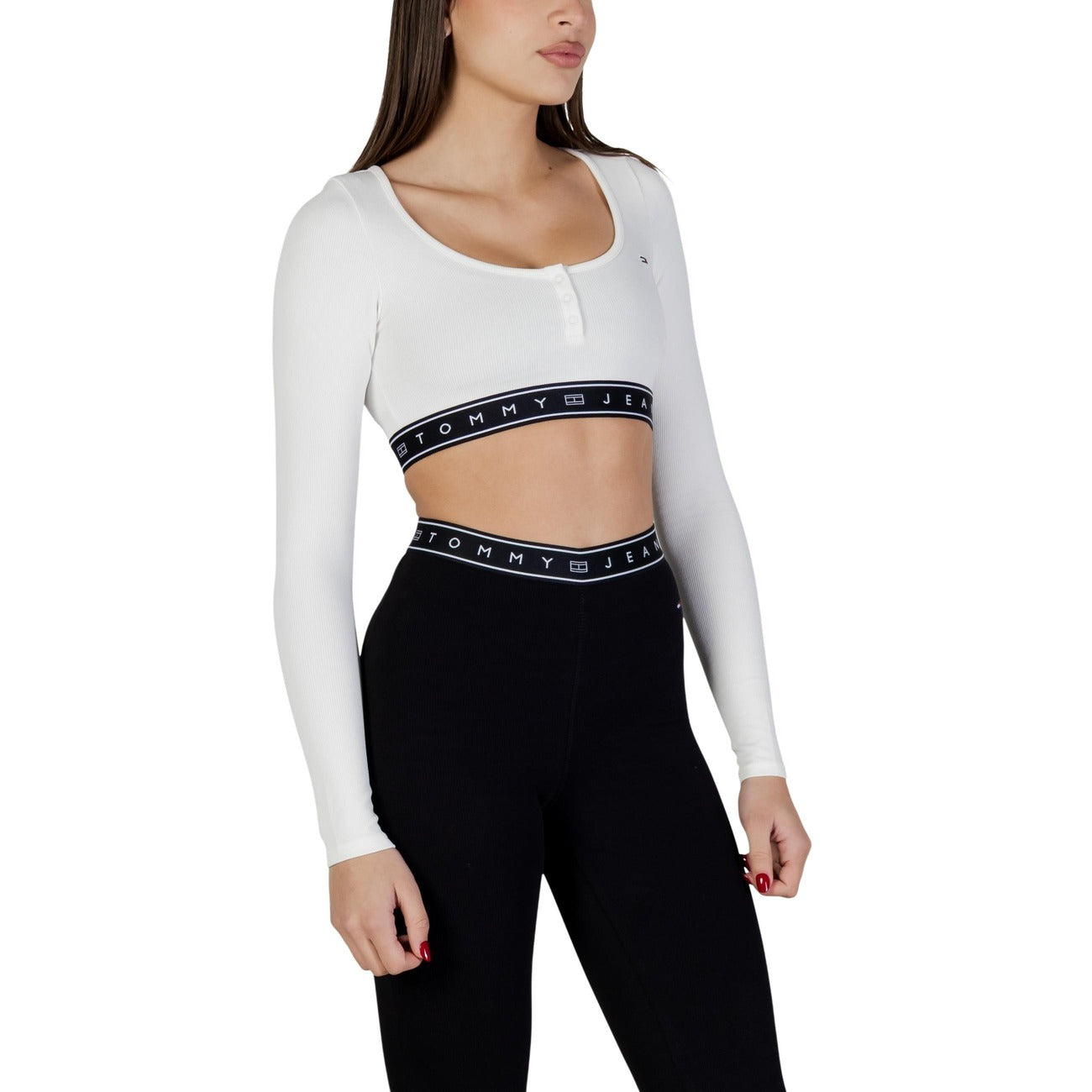 T-shirt Tommy Hilfiger Jeans donna bianca scollo tondo - vista laterale indossata da modello