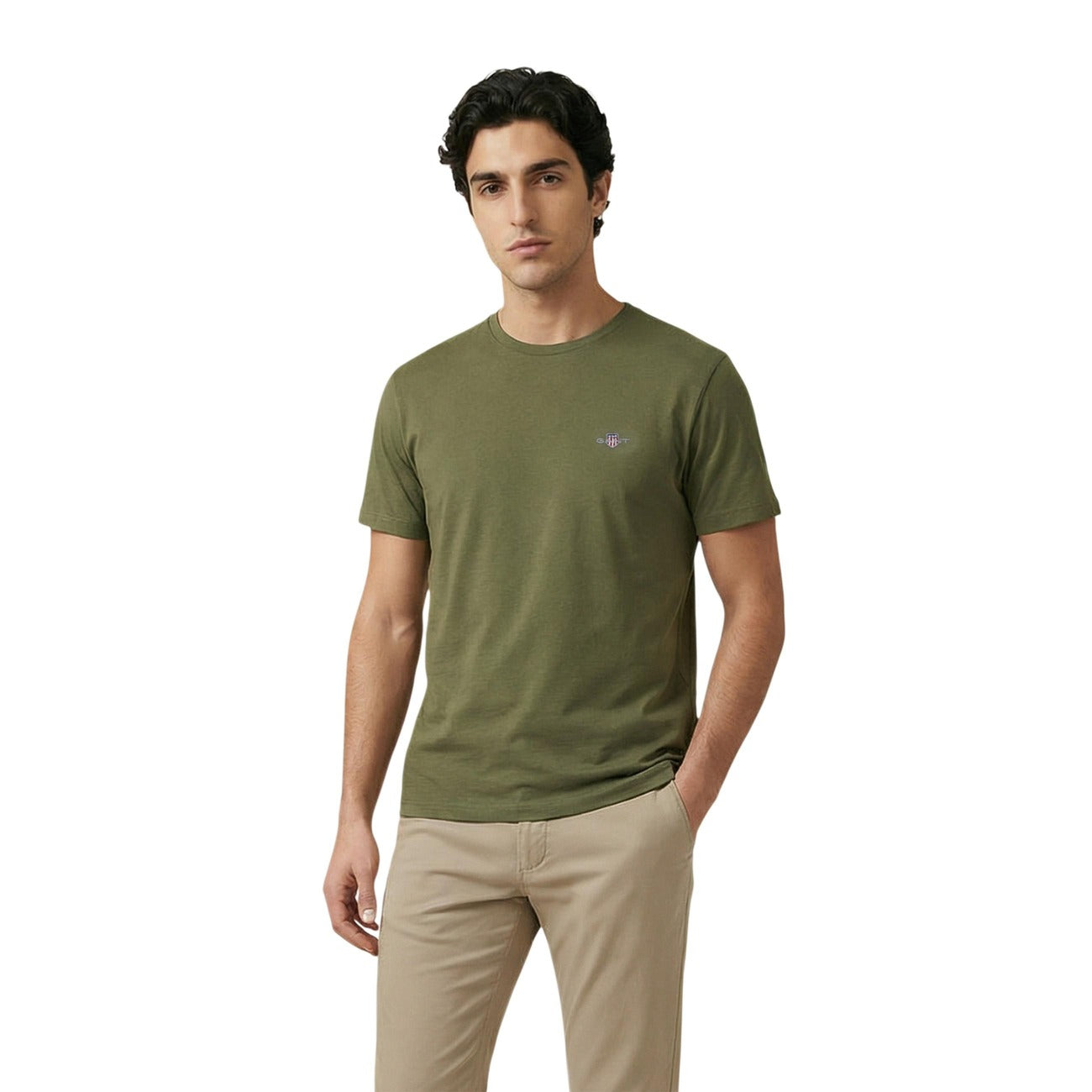 T-shirt uomo GANT; 100% cotone, regular fit, logo Shield ricamato sul petto. Comfort e stile intramontabile. Colore verde. Vista frontale 