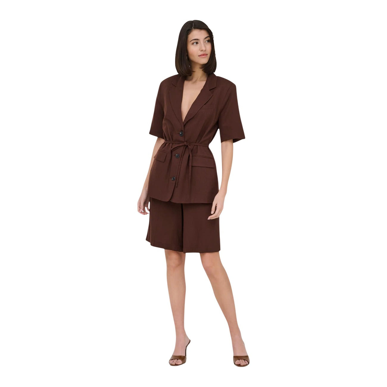 Blazer manica corta JDY; Marrone. 75% Viscosa, 20% Lino. Cintura coordinata, tasche con patta, chiusura a bottoni. Stile elegante e leggero per la Primavera/Estate 2026.