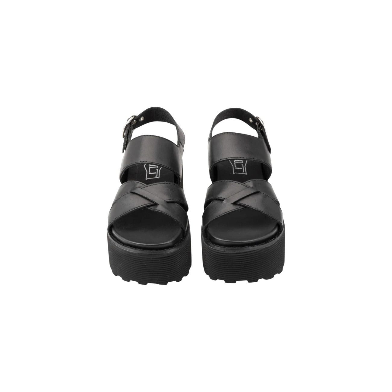 Sandali Platform Cult Nancy; Nero. 100% Pelle, tacco 6 cm. Fasce incrociate, chiusura con fibbia, suola a righe con logo metal. Grintosi, alti e ultra-moderni. Vista frontale 