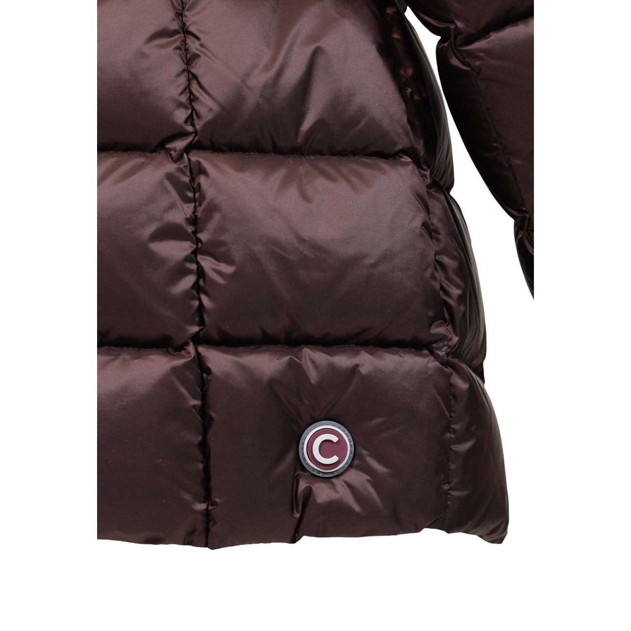 Piumino Colmar donna marrone scuro sciancrato. Giaccone invernale svasato idrorepellente con collo alto, imbottitura in piuma d'oca naturale certificata RDS, tessuto riciclato e patch logo Colmar Originals.