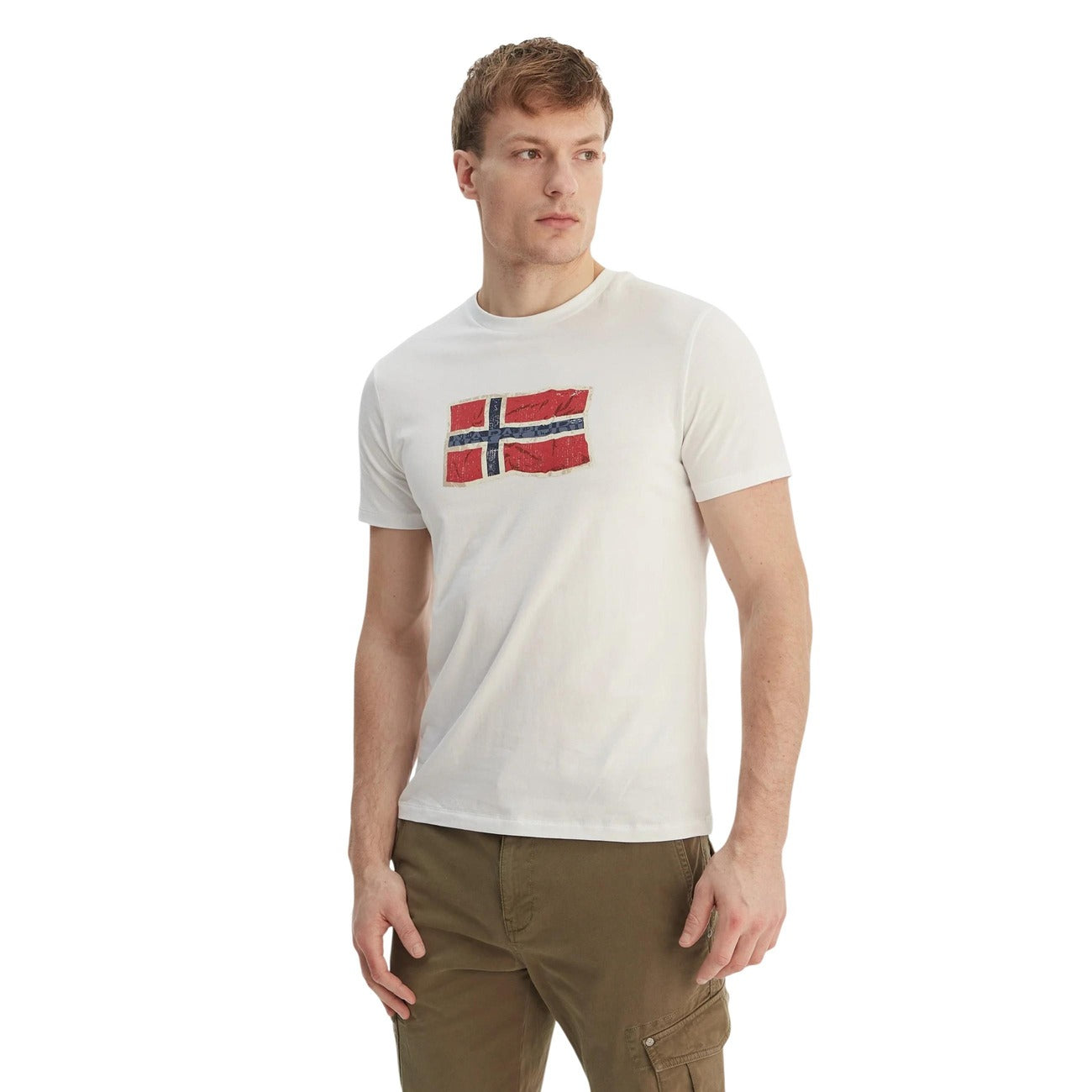 Napapijri S-Mahsa T-shirt; 100% cotone, stampa logo bandiera, regular fit. L'iconico capo Napapijri per uno stile distintivo e confortevole. Colore bianco vista frontale 