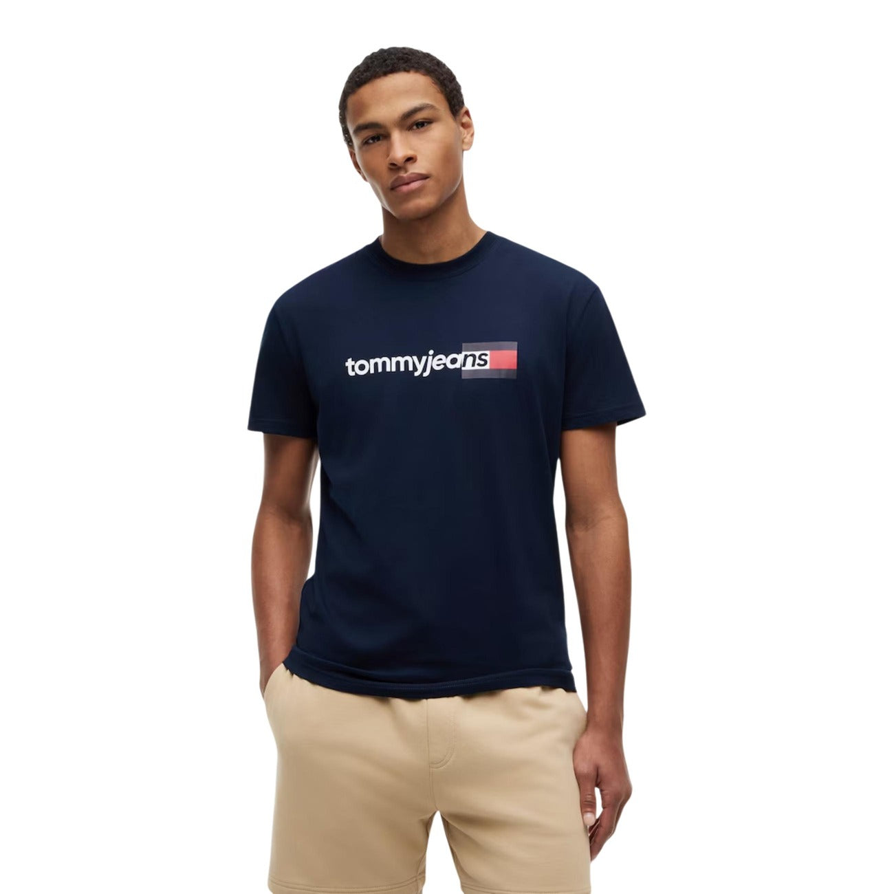 T-shirt blu navy Tommy Jeans; Logo Print. 100% Cotone Rigenerato. Regular fit, girocollo, stile casual sostenibile. Leggera, traspirante e iconica. Vista 