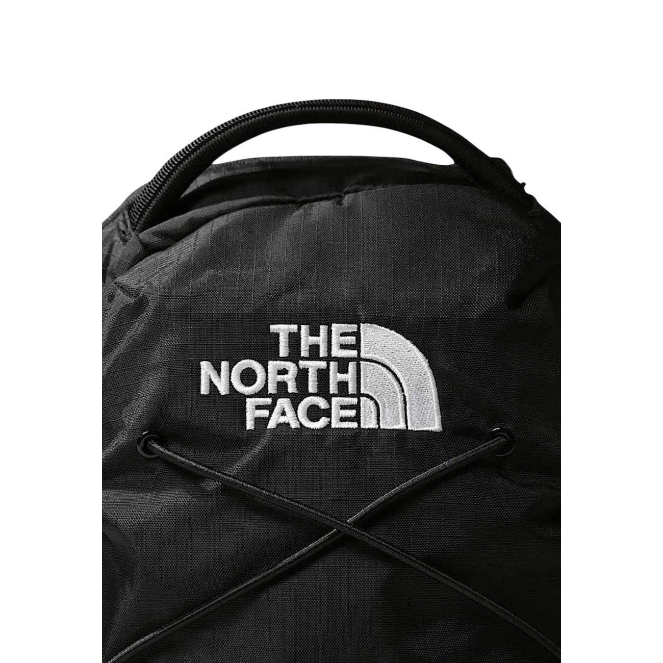 zainetto Borealis Sling è una versione più piccola e compatta che non rinuncia alla funzionalità. La sua capacità di 6 litri è ideale per trasportare gli oggetti più piccoli in modo comodo e sicuro. Include una custodia dedicata per tablet e telefono, tasche con cerniera, uno scomparto interno con tasca in rete e portachiavi per una maggiore organizzazione, una tasca esterna porta borraccia e una tasca esterna foderata in pile. Vista logo frontale 