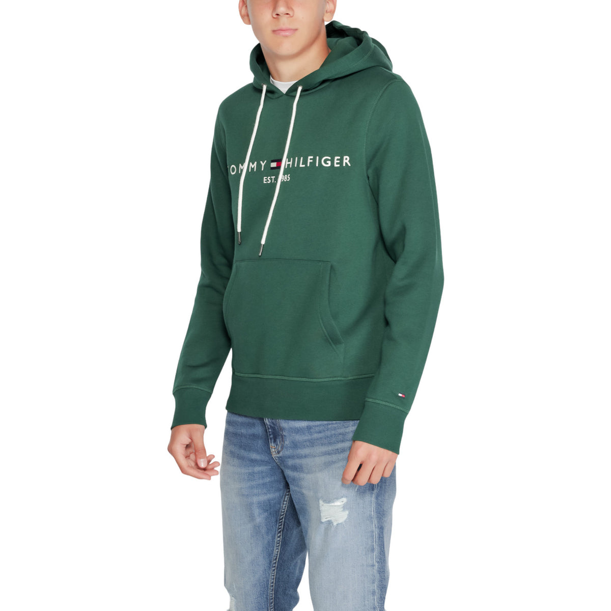Felpa Tommy Hilfiger uomo verde Ornamental Green con cappuccio MW0MW11599. Felpa pesante in misto cotone felpato con tasca a marsupio, lacci a contrasto e logo Tommy Hilfiger sul petto, abbigliamento casual uomo autunno inverno.