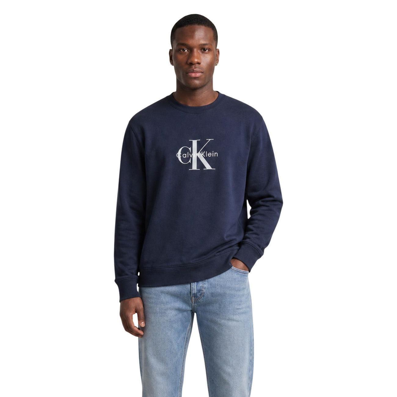 Felpa Girocollo blu Calvin Klein Jeans; Interno Felpato. Logo frontale, finiture a costine, misto cotone resistente. Versatile, iconica e confortevole per ogni giorno. Vista frontale 