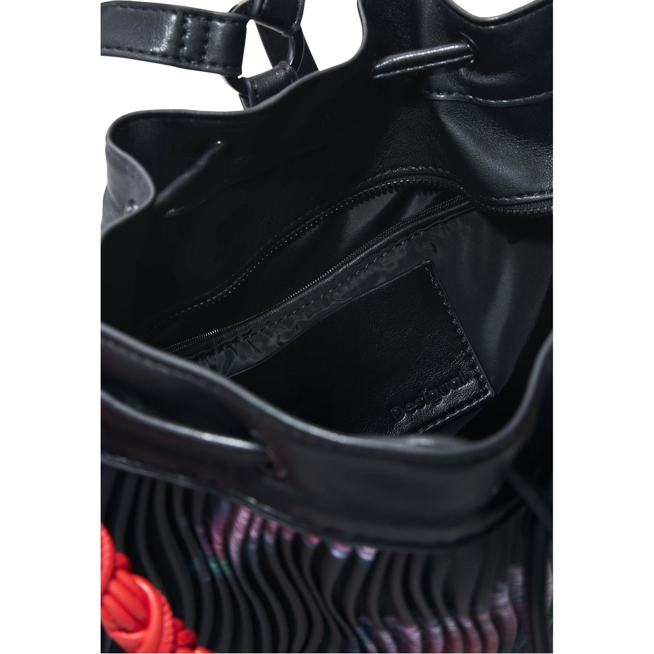 Zaino Desigual SS26; Stampa Fiori Astratti. Tessuto in rilievo, tracolla intrecciata rimovibile, chiusura sicura con zip. Capiente e leggero in 100% poliestere. Misure: 35x17,5x32 cm. Vista interna 