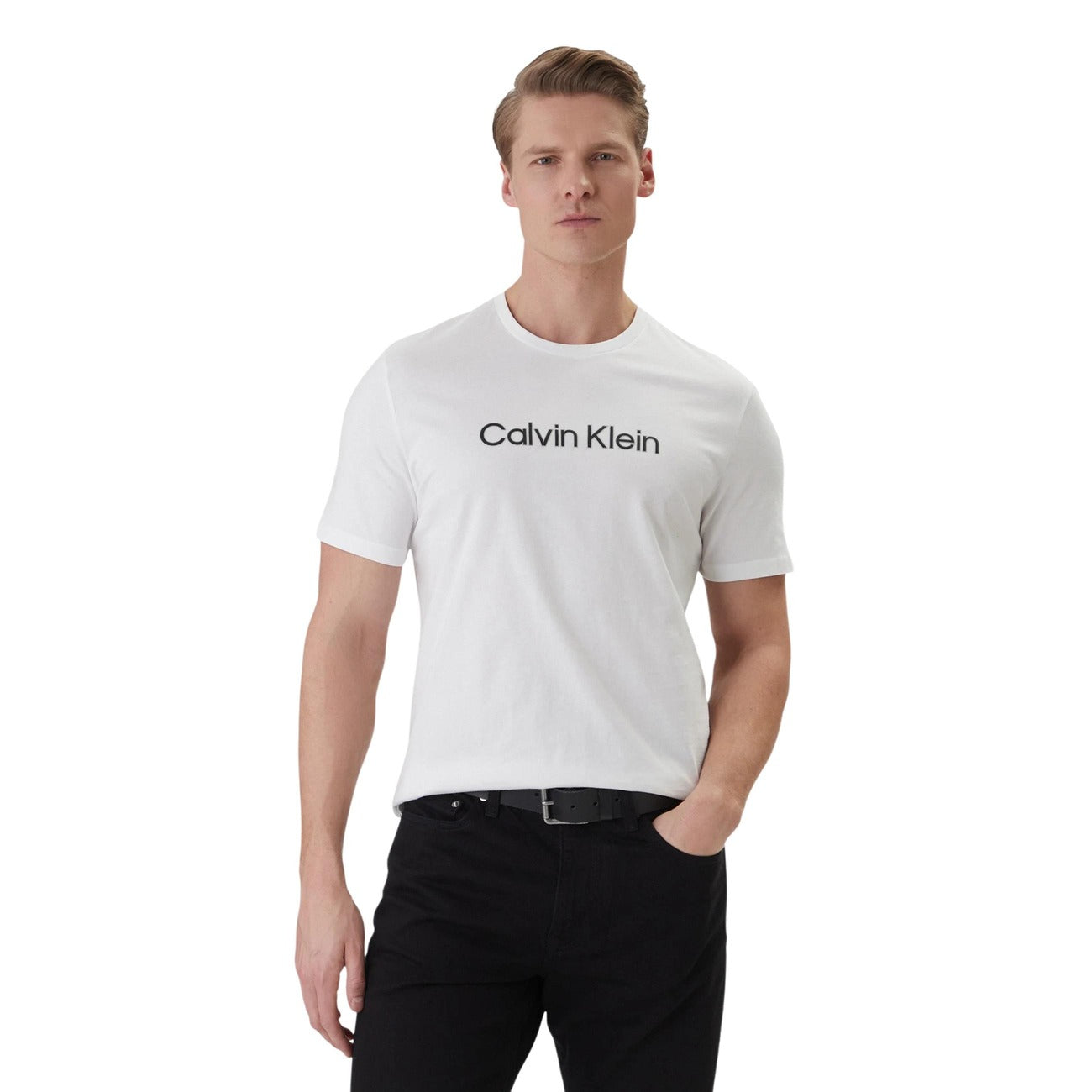 Calvin Klein LV04LF809G, t-shirt bianca uomo in puro cotone con logo ricamato; vestibilità regolare, maniche corte e finiture di alta qualità per uno stile casual-chic. Vista frontale 