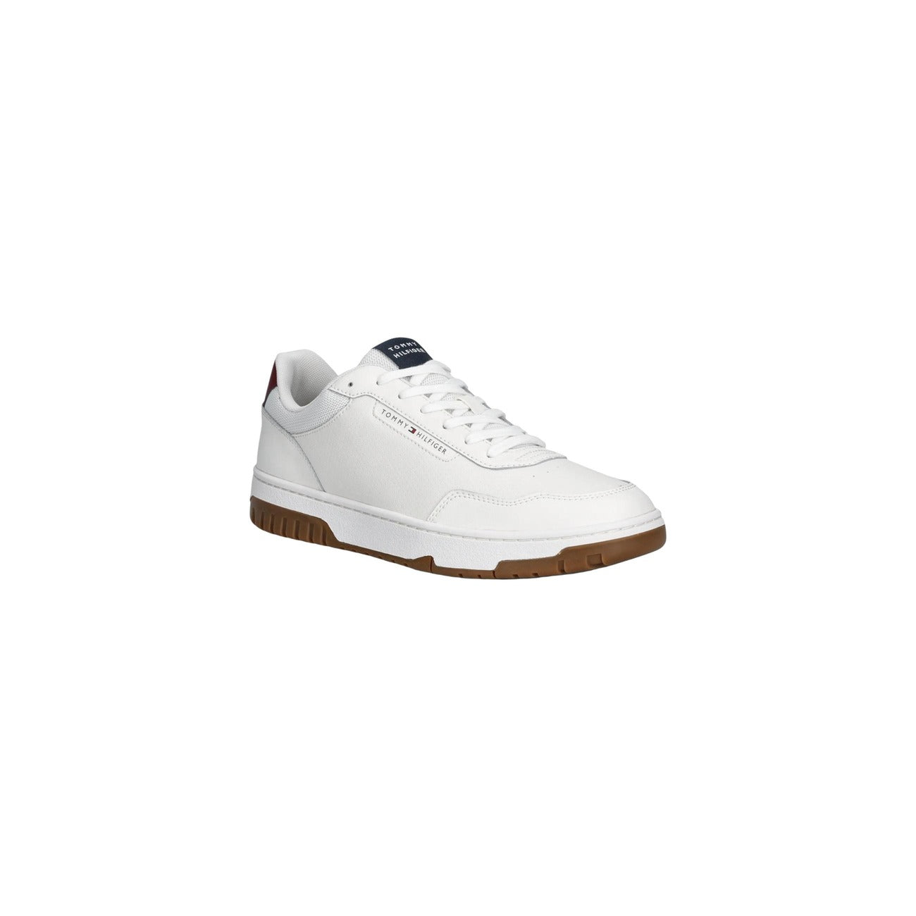 Sneakers Tommy Hilfiger Court; 90% Pelle. Suola bicolore, leggere e traspiranti. Soletta rimovibile, branding gommato sul retro, stile basket. Collezione Primavera/Estate. Vista frontale laterale 