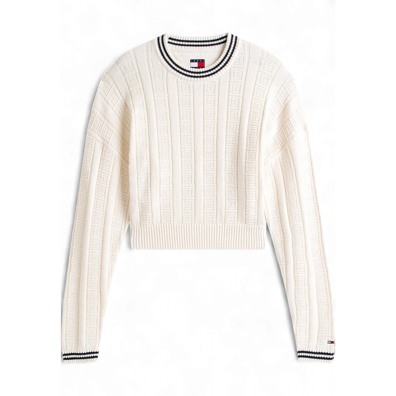 Pullover cotone Tommy Jeans; motivo bandierine all-over, relaxed fit, spalle scese. 100% cotone, bordi a coste con righe a contrasto, stile iconico Colore bianco vista frontale 