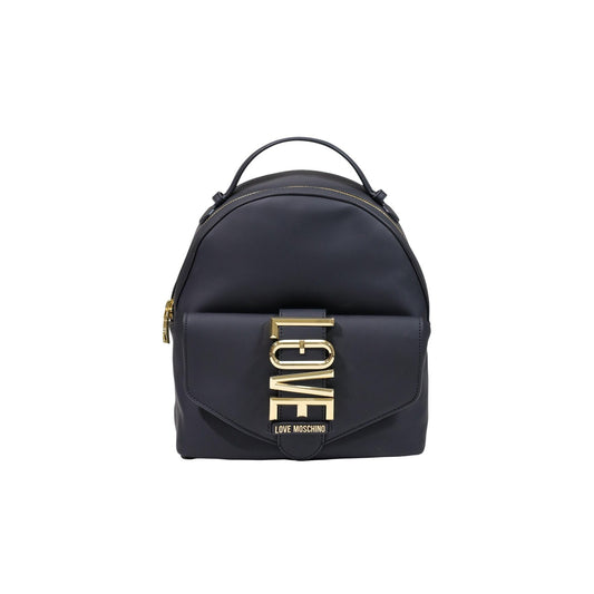 Zainetto Love Moschino donna nero modello JC4088PP1. Zaino piccolo da città effetto pelle nera con grande scritta LOVE in metallo oro sulla tasca davanti e cerniere dorate, stile glamour, urban e casual chic.