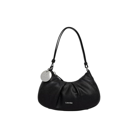 Borsa Piccola Donna Calvin Klein Engraved; Nero. 100% Poliuretano effetto martellato, forma a mezzaluna arricciata con zip, manico regolabile e charm metallico CK. Misure compatte (28x16 cm), stile minimal-chic. Vista frontale 