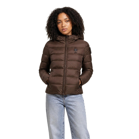 Piumino donna Blauer marrone Charme 26WBLDC03037. Giubbotto corto da donna marrone slim fit trapuntato orizzontale con cappuccio avvolgente, zip doppio cursore e logo Blauer su petto e manica, giacca invernale calda e casual chic.