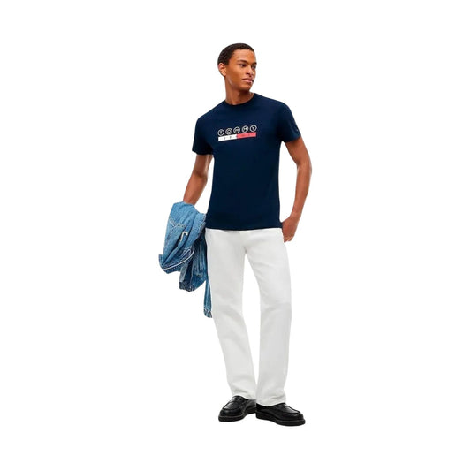 T-shirt Tommy Jeans blu uomo DM0DM23715. Maglietta da uomo blu a maniche corte in cotone rigenerato ecosostenibile con girocollo e stampa grafica logo Tommy Hilfiger sul petto, t-shirt casual e streetwear.