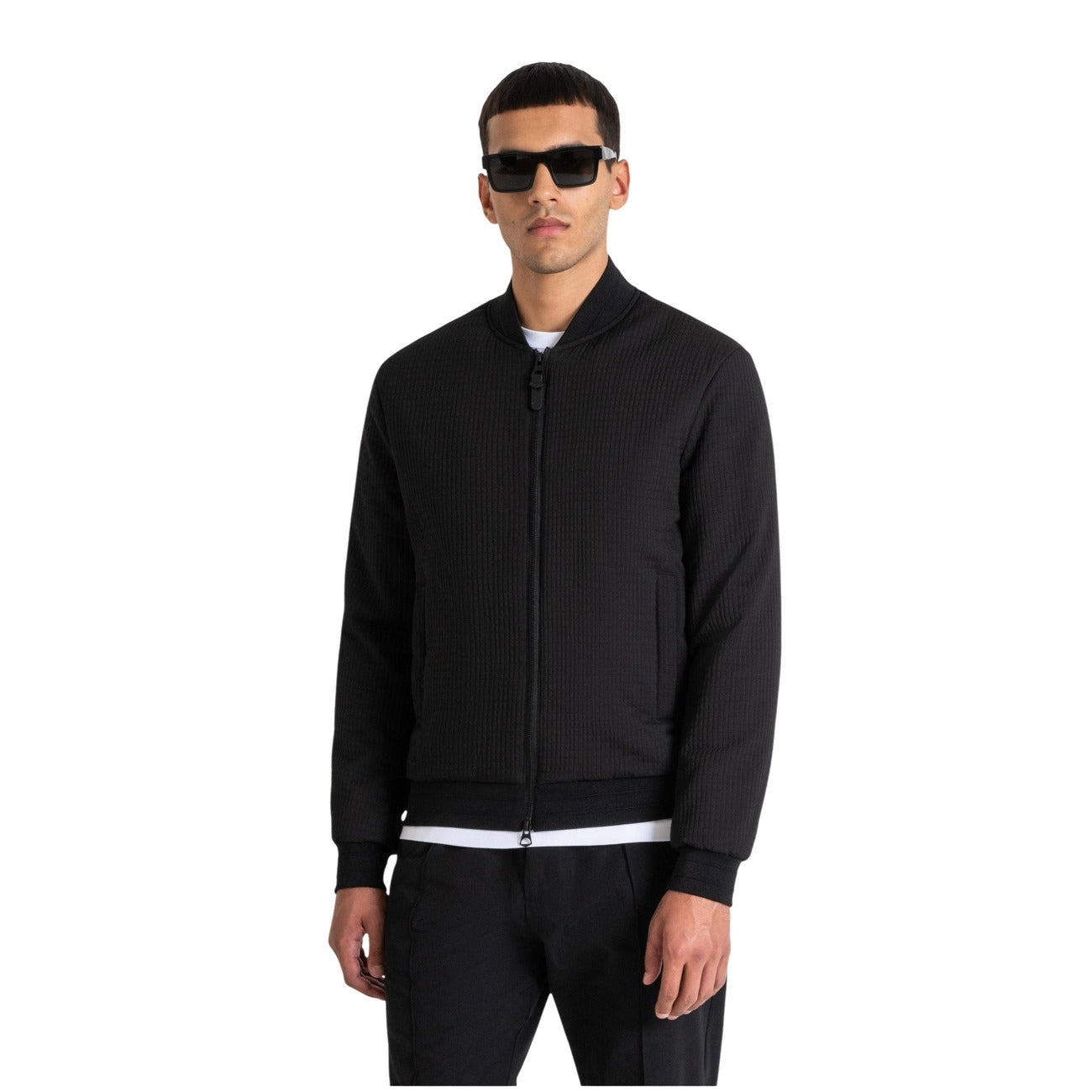 Antony Morato Giacca BOMBER REGULAR FIT IN TESSUTO TECNICO NERO CON IMBOTTITURA Uomo Indossato da modello vista frontale con cerniera chiusa