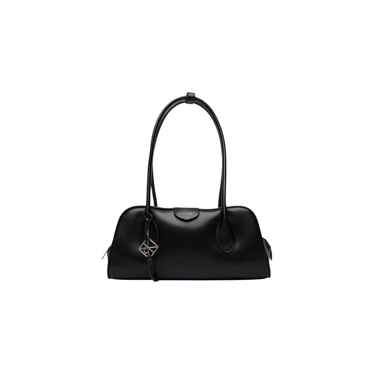 Calvin Klein Small Tote Bag; ecopelle morbida, scomparto centrale con zip, tasche magnetiche, ciondolo removibile. L'accessorio essenziale e organizzato per uno stile di vita contemporaneo. Colore nero vista frontale 