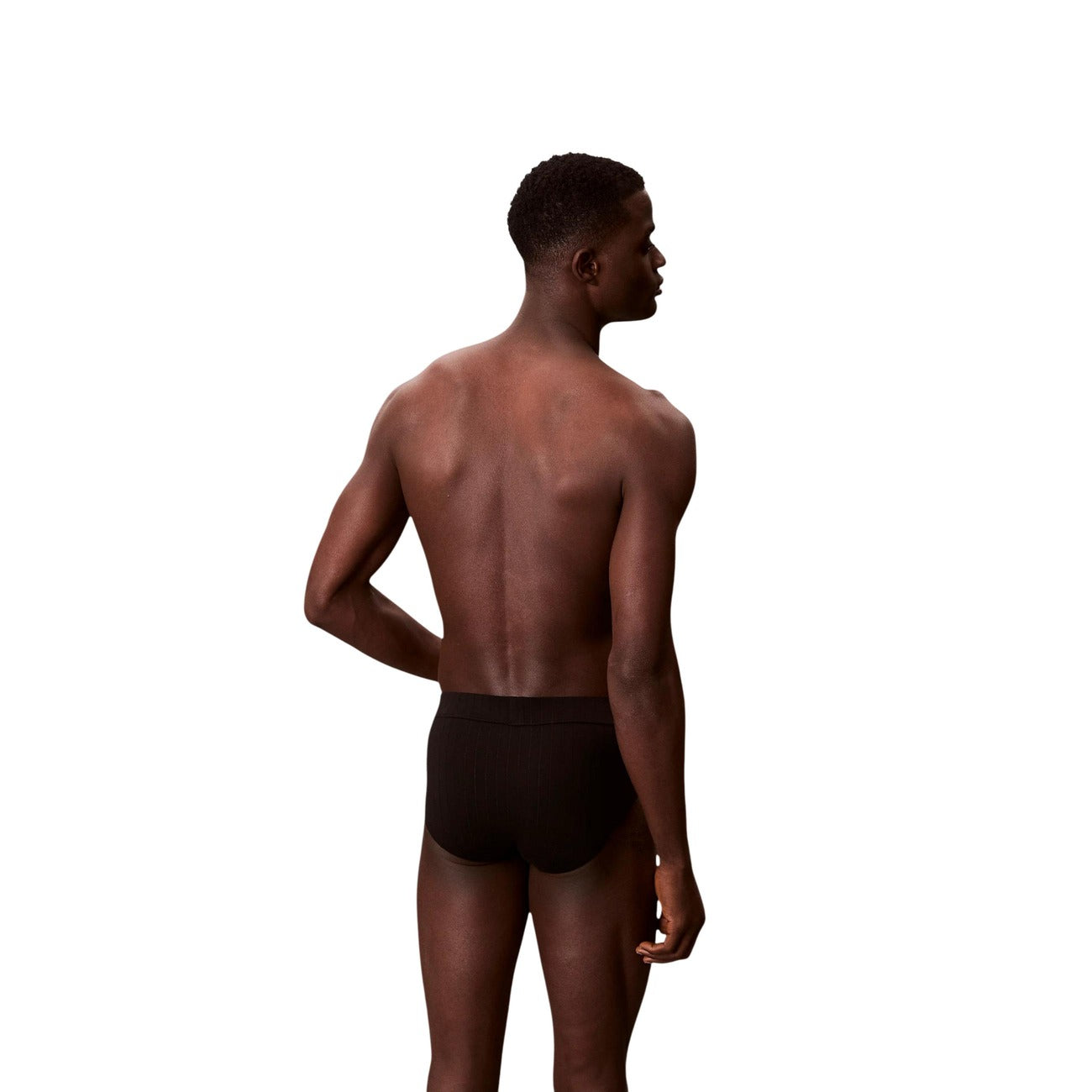 Slip Uomo Nero Calvin Klein Hip Brief; Modello in cotone e lycra elasticizzata con cuciture piatte. Vita regolare con maxi fascia elastica e patch logo New York City, stile casual-luxury 4 stagioni Posteriore 
