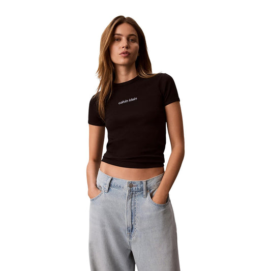 T-shirt Calvin Klein Jeans donna nera modello LV047G816G. Maglietta a maniche corte girocollo aderente in cotone nero con micro costine e logo bianco ricamato sul petto, stile casual e minimalista.