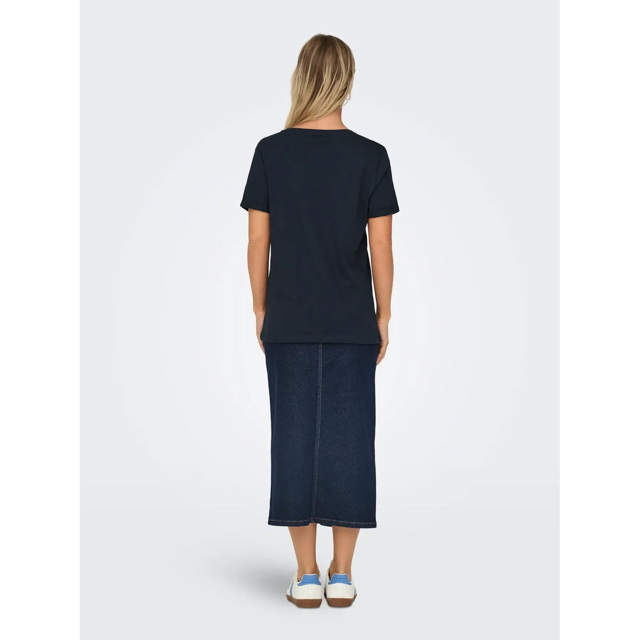 T-shirt Donna Blu Navy Only Kita Life; Maglietta a maniche corte in cotone tinta unita con girocollo. Piccolo logo sul petto, stile casual e continuativo quattro stagioni. Posteriore intera 