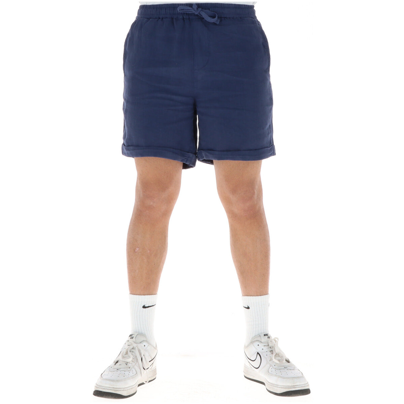 Bermuda Lyle & Scott 100% Lino; Vita elastica con coulisse, risvolto sul fondo, tasche anteriori e posteriori. Tessuto naturale traspirante, stile casual-raffinato. Blu. Vista frontale 