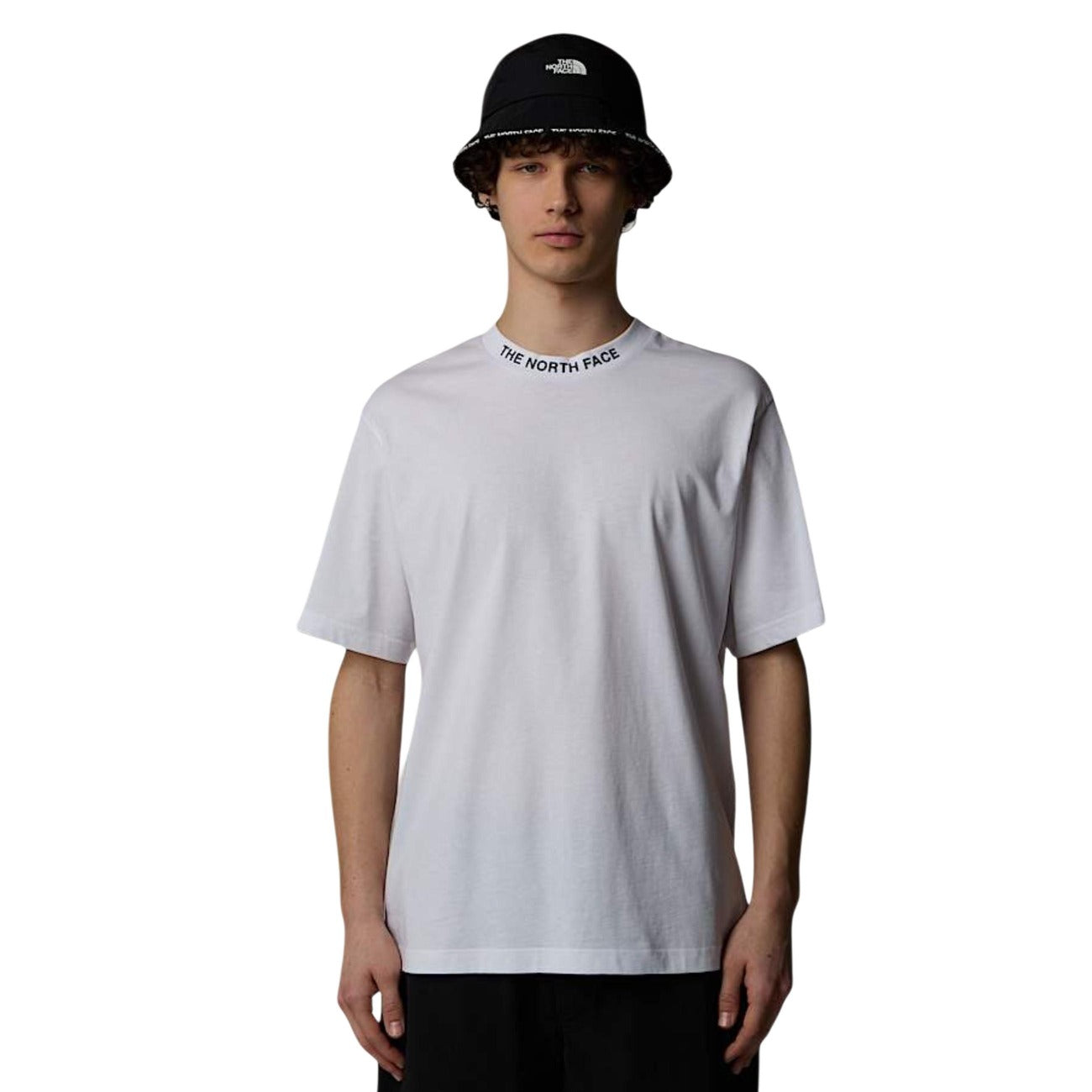 T-shirt bianca The North Face Zumu Relaxed Fit in 100% cotone con logo stampato sul colletto, design essenziale per il tempo libero e l'outdoor. Vista frontale 