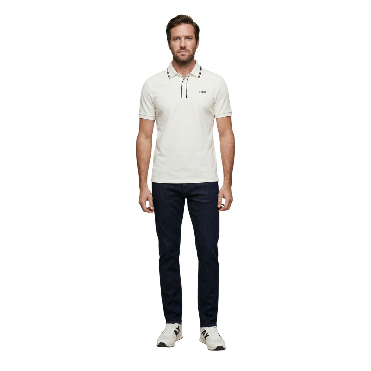 Polo Guess uomo bianca maniche corte scollo tondo colletto polo 51% cotone 47% poliestere 2% elastan - vista frontale indossata da modello figura intera
