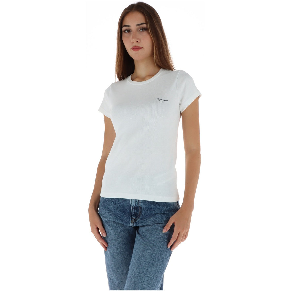 Maglietta bianca donna a costine Pepe Jeans PL506037. T-shirt mezza manica in 95% cotone e 5% elastan con mini logo stampato tono su tono.