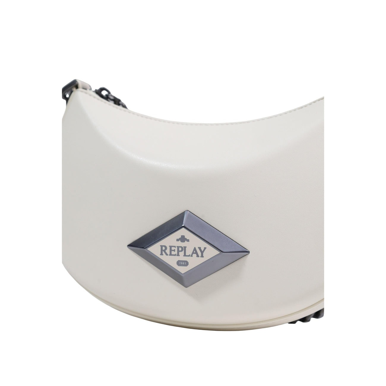 Mini Bag Replay Bianca; Forma a mezzaluna. Manico a catena, chiusura con zip, logo metallico. Dimensioni mini 15x6x5 cm. Borsa a spalla leggera e moderna, ideale per la mezza stagione. Dettaglio logo 