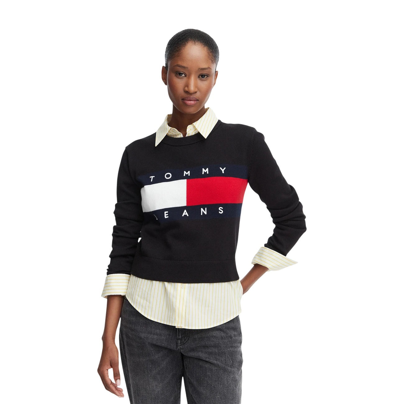 Maglia Tommy Jeans donna nera DW0DW22930. Pullover girocollo in 100% cotone biologico con logo flag oversize intarsiato sul petto, vestibilità regular e spalle calate, abbigliamento donna autunno inverno.