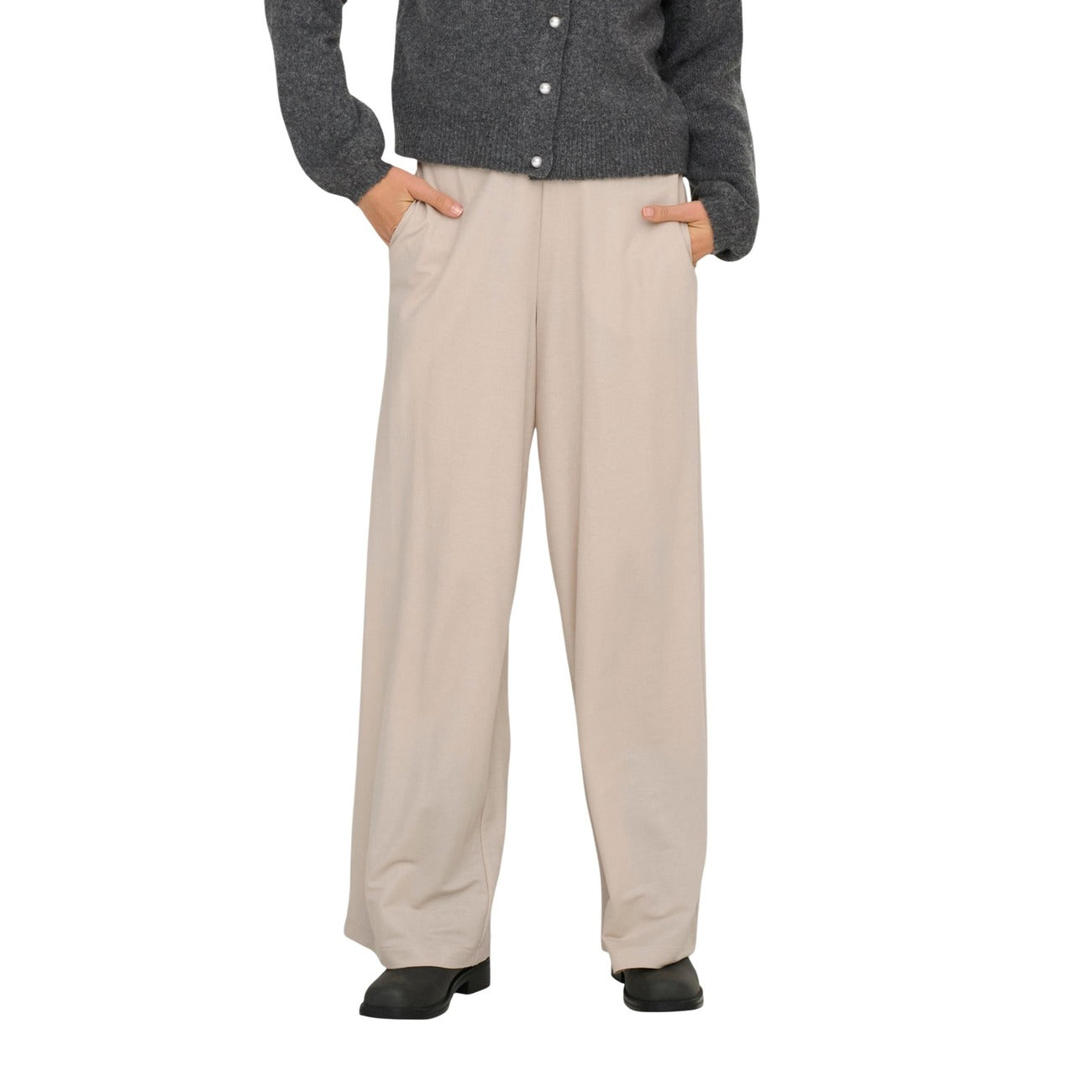 Pantaloni Only Onlsakura; 55% Viscosa, 45% Nylon. Colore beige, vita elastica con coulisse, gamba larga. Pantaloni a palazzo freschi, traspiranti e facili da abbinare per la PE26.