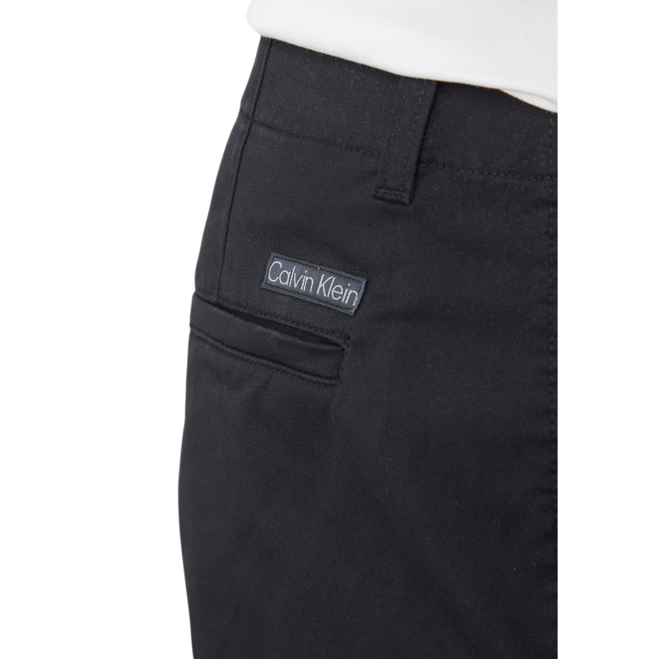 Pantaloni Regular Neri Uomo Calvin Klein Jeans; Tessuto 97% cotone e 3% elastam-lycra. Taglio dritto confortevole con vita regolare, chiusura con zip e bottone. Tasche laterali discrete e stile casual-business continuativo. Dettaglio logo 